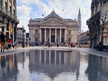 De Beurs vanuit Dansaertstraat gezien