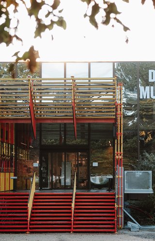 Buitengevel en trap Design Museum Brussels