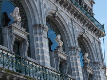 Detail van borstbeelden aan de gevel van de Koninklijke Vlaamse Schouwburg