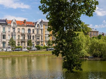 Zicht op één van de vijvers van Elsene