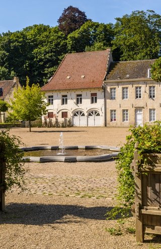 Zicht op binnenplein van het Rood Klooster
