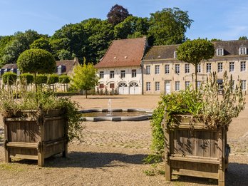 Zicht op binnenplein van het Rood Klooster