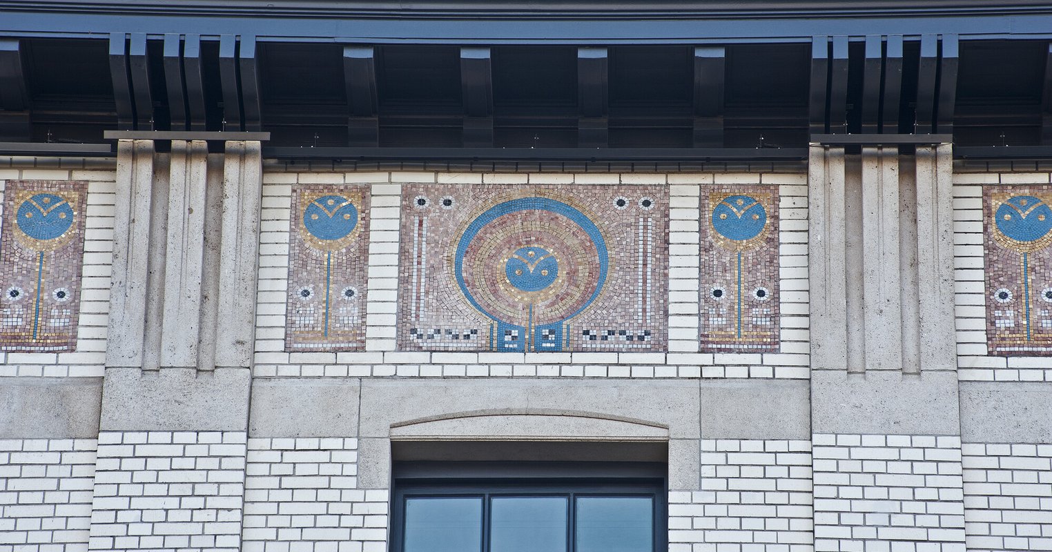 Motief in mozaiek in de gevel